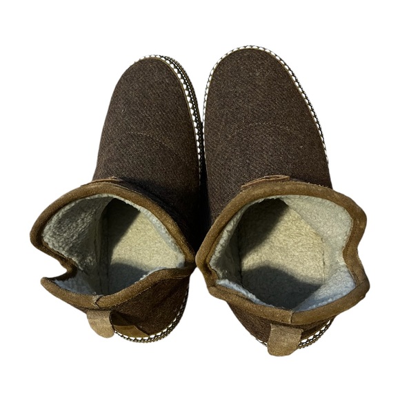 LIKE NEW ARIAT Bootie Slippers - Picture 6 of 7